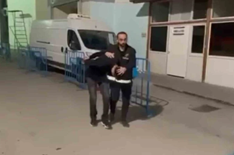 İskenderun’da yağma ve silahla tehdit şüphelisi tutuklandı 