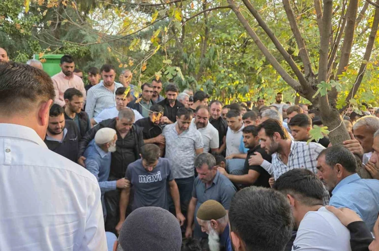 İskenderun’daki feci kazada ölen 3 arkadaş memleketlerinde toprağa verildi