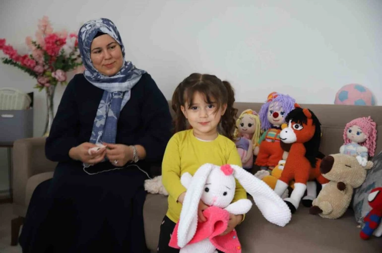 İşlediği oyuncaklarla 6 çocuğuna bakıyor