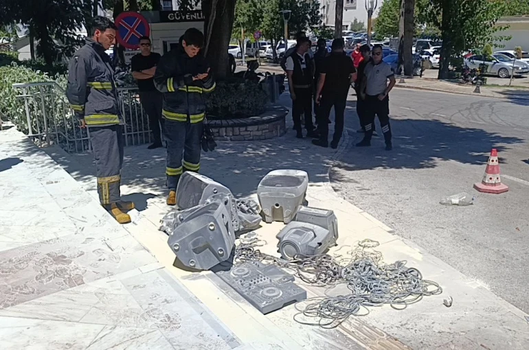 İşletme sahibi 800 bin lira ceza yemesine sebep olan ses sistemini belediye önünde benzin döküp yaktı