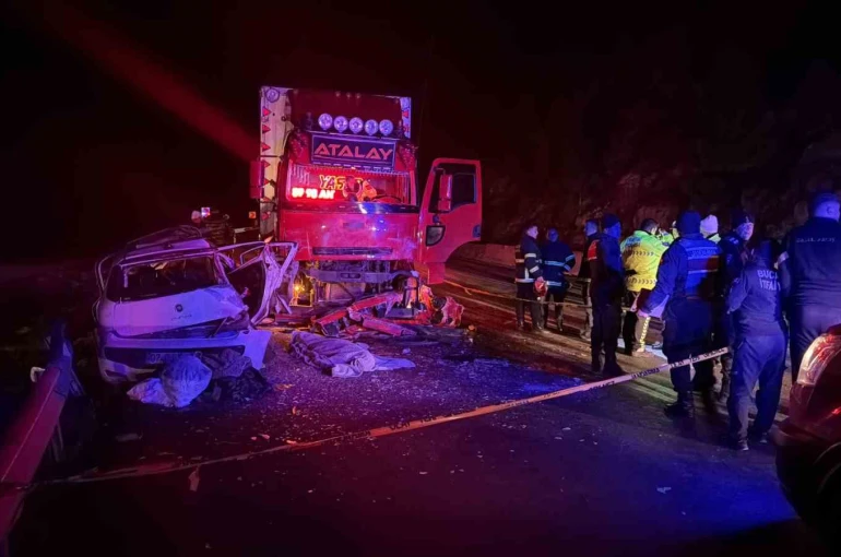 Isparta-Antalya karayolunda feci kaza: 1 ölü, 4 yaralı 