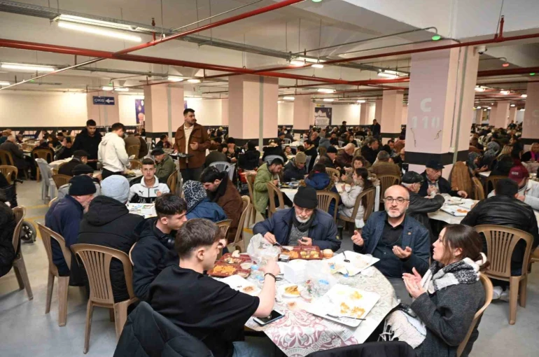 Isparta Belediyesi’nin iftar sofraları birlik ve beraberlik ruhunu pekiştiriyor 