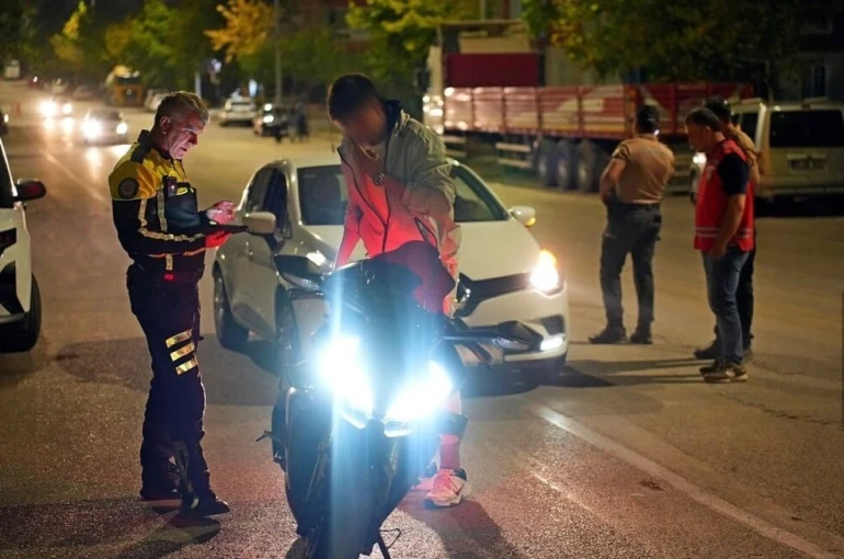 Isparta’da abartı egzoz ve modifiye araçlara yönelik denetim: 24 araca ceza uygulandı 