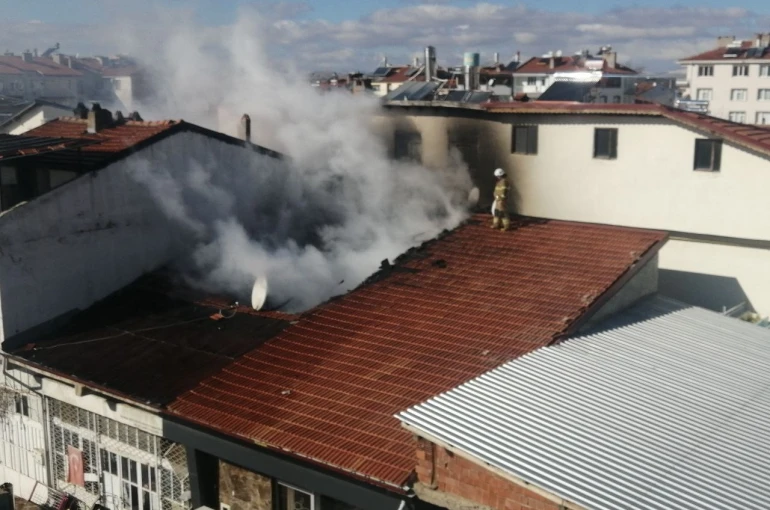 Isparta’da hurda işletmesinin çatısında yangın 