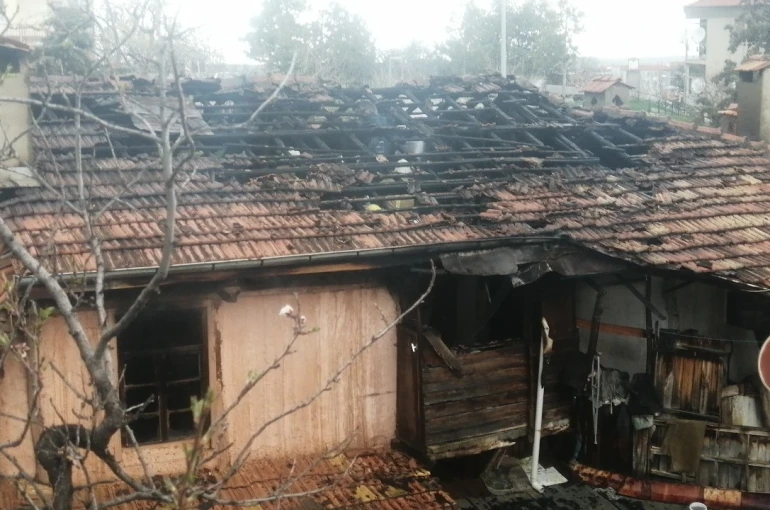 Isparta’da iki katlı ev alevlere teslim oldu 