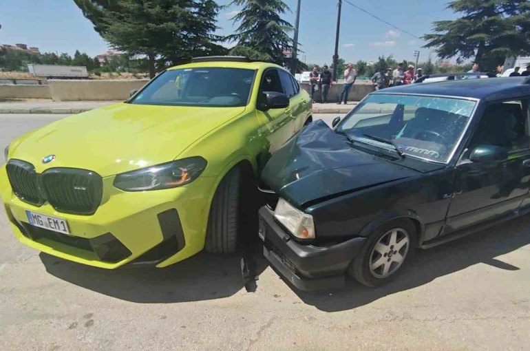 Isparta’da iki otomobil çarpıştı: 2 yaralı 