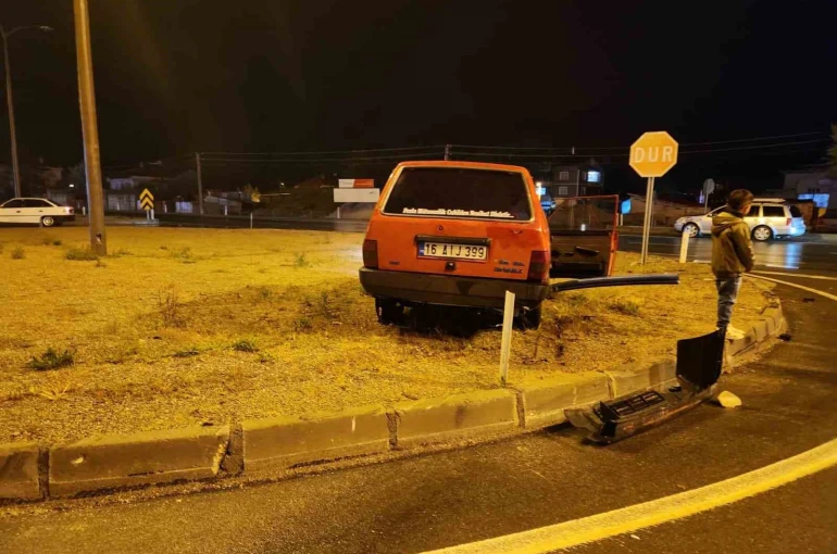 Isparta’da iki otomobil kavşakta çarpıştı 