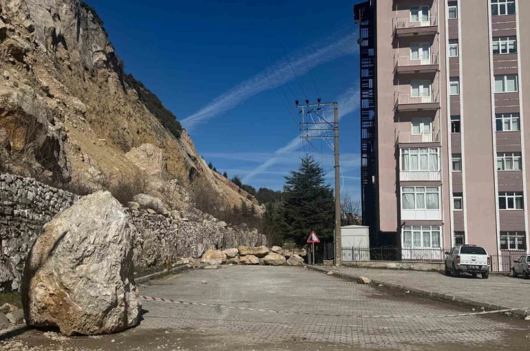 Isparta’da kayaların tehdit ettiği mahallenin geleceği masaya yatırıldı 