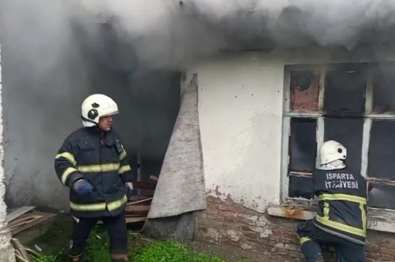 Isparta’da metruk binada çıkan yangın itfaiye ekiplerince söndürüldü