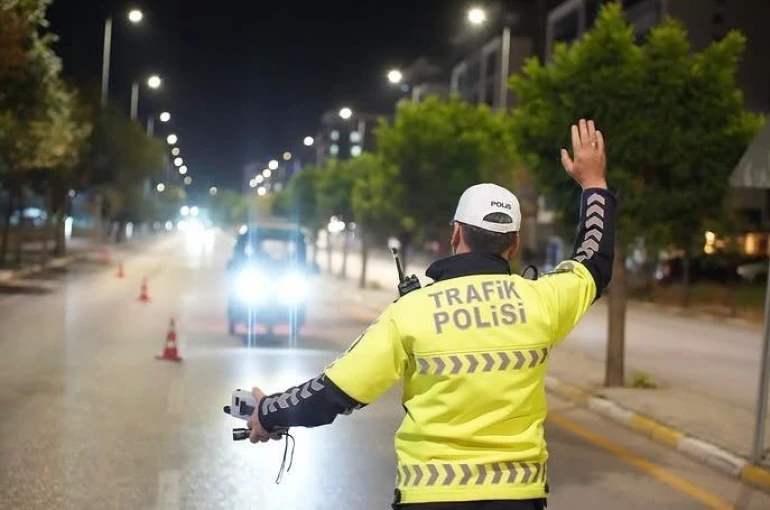 Isparta’da modifiyeli araçlara gece denetimi