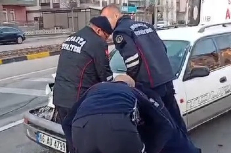 Isparta’da otomobil ışıklarda bekleyen araca çarptı: 1 yaralı 