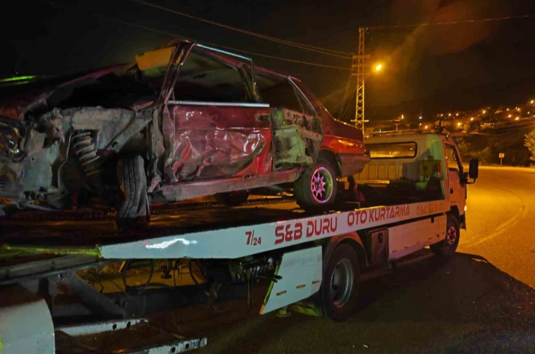 Isparta’da tırla çarpışan Fiat Tofaş araç hurdaya döndü: 2 yaralı 