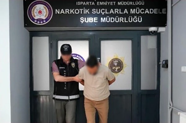Isparta’da uyuşturucu ticareti suçundan 10 yıl hapis cezasıyla aranan şahıs yakalandı