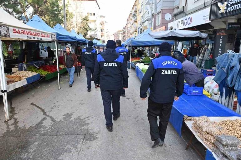 Isparta’da zabıtadan pazarda fiyat etiketi, terazi kontrolü ve pazar düzeni denetimi 