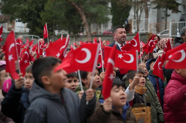 Isparta’daki okullarda ikinci yarıyılın ilk dersi bayrak sevgisi oldu 