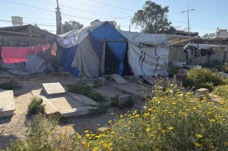 İsrail saldırılarında evini kaybeden Gazzeli Halid ez-Zaanin, ailesiyle mezarlıkta yaşıyor 