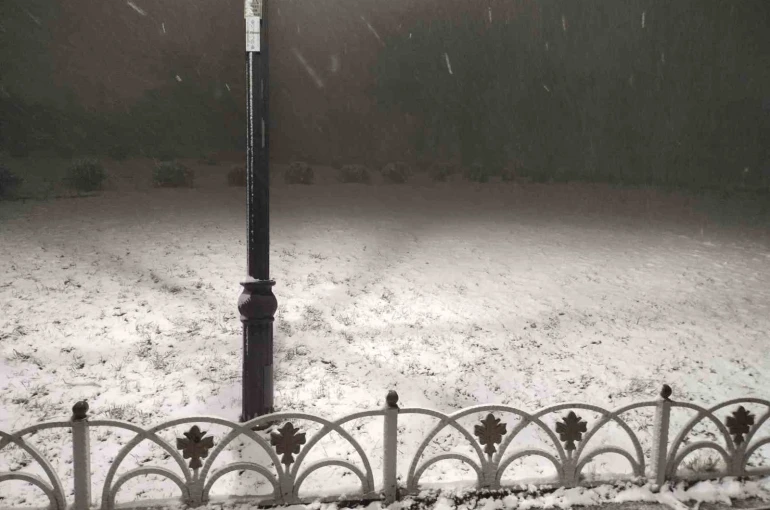 İstanbul Anadolu Yakası’nda kar yağışı etkisini arttırdı 