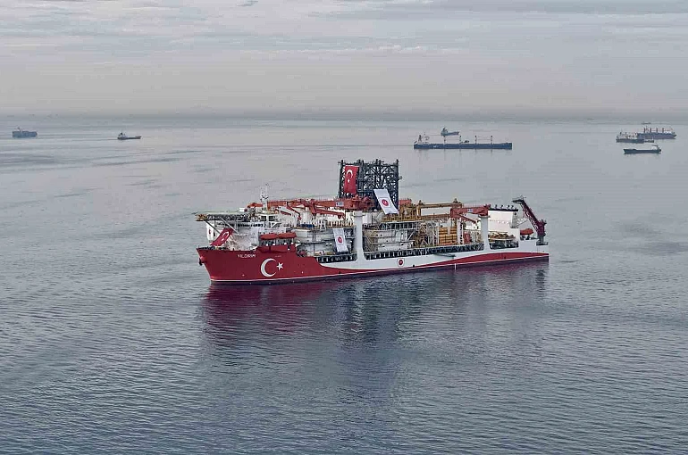 İstanbul Boğazı’na yaklaşan Türk sondaj gemisi havadan görüntülendi 