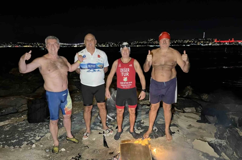 İstanbul Boğazı’nda buz gibi suda yüzerek 2026’yı karşıladılar 