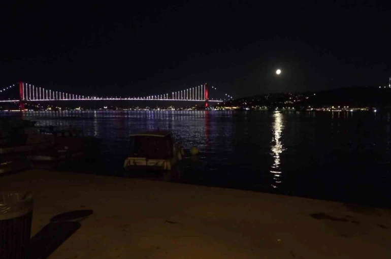 İstanbul Boğazı’nda yakamoz manzarası 
