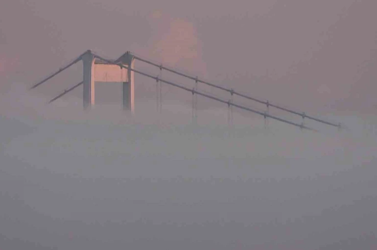İstanbul Boğazı’nda yoğun sis: Fatih Sultan Mehmet Köprüsü gözden kayboldu 