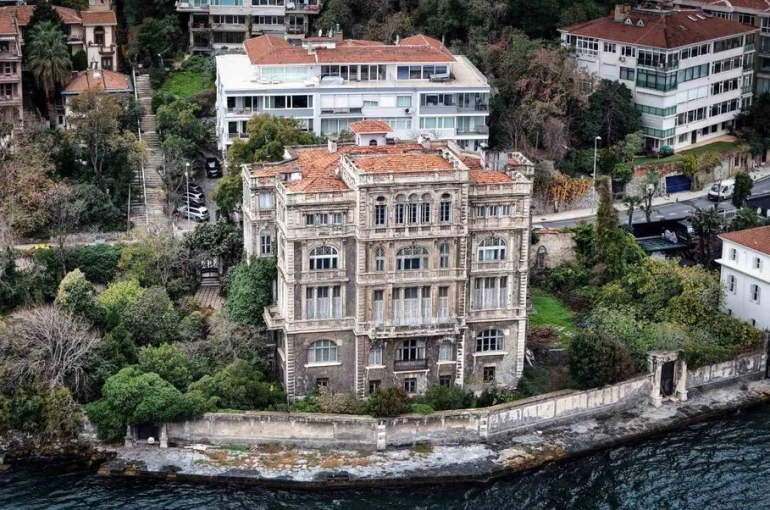 İstanbul Boğazı’nın en ihtişamlı binalarından Zeki Paşa Yalısı yeni sahibini bekliyor