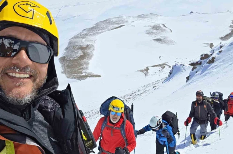 İstanbul Doğa Sporları Kulübü’nden Süphan Dağı’na kış tırmanışı