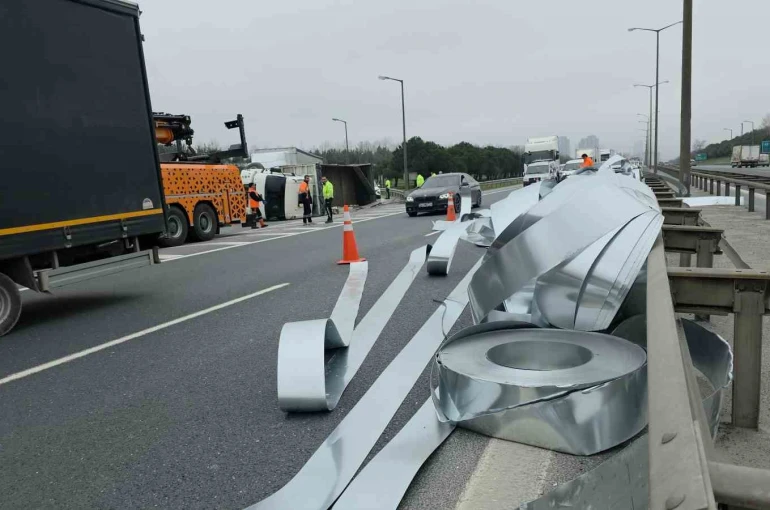 İstanbul-Edirne otoyolu’nda kaza: Rulo saclar yola savruldu 
