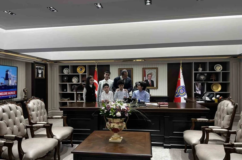 İstanbul İl Emniyet Müdürü Yıldız, koltuğunu şehit çocuğuna devretti 
