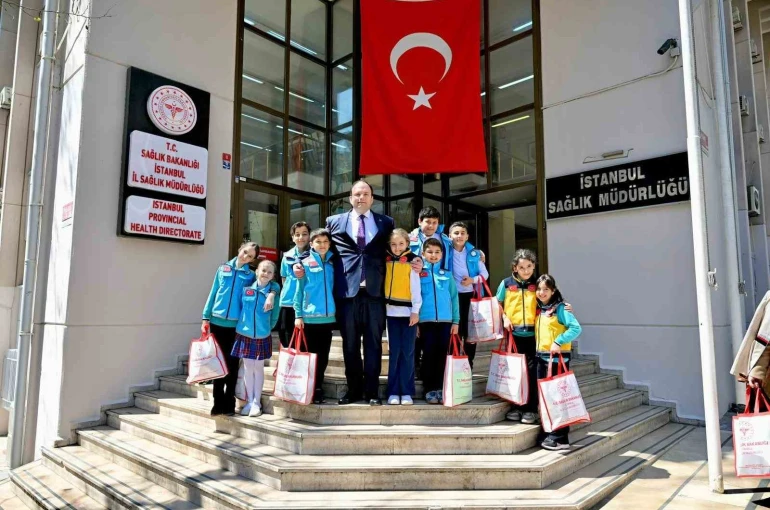 İstanbul İl Sağlık Müdürü Doç. Dr. Abdullah Emre Güner çocukları makamında ağırladı 