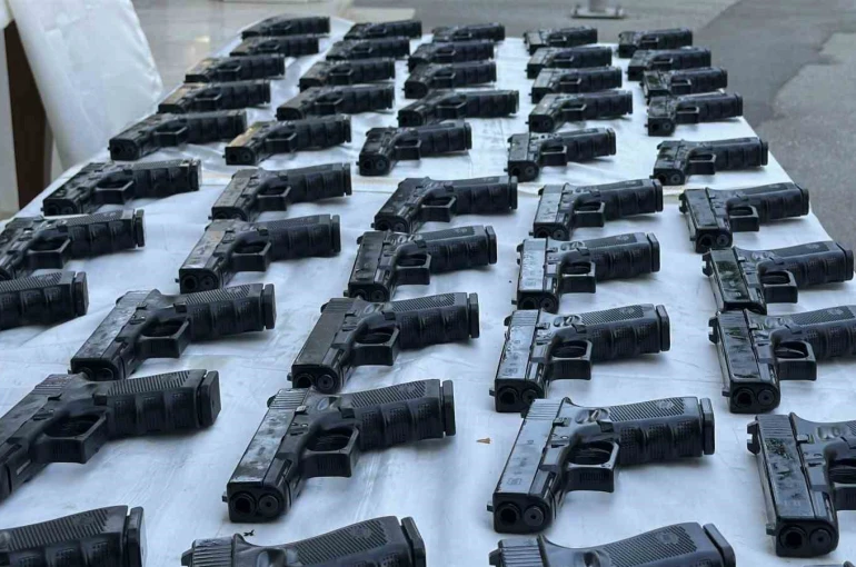 İstanbul ve Kocaeli’ne silah sevkiyatı yapacaktı, Sakarya’da 100 tabancayla yakalandı
