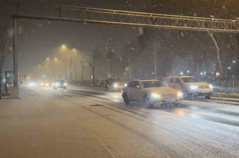 İstanbul yeni yıla kar yağışı ile girdi 