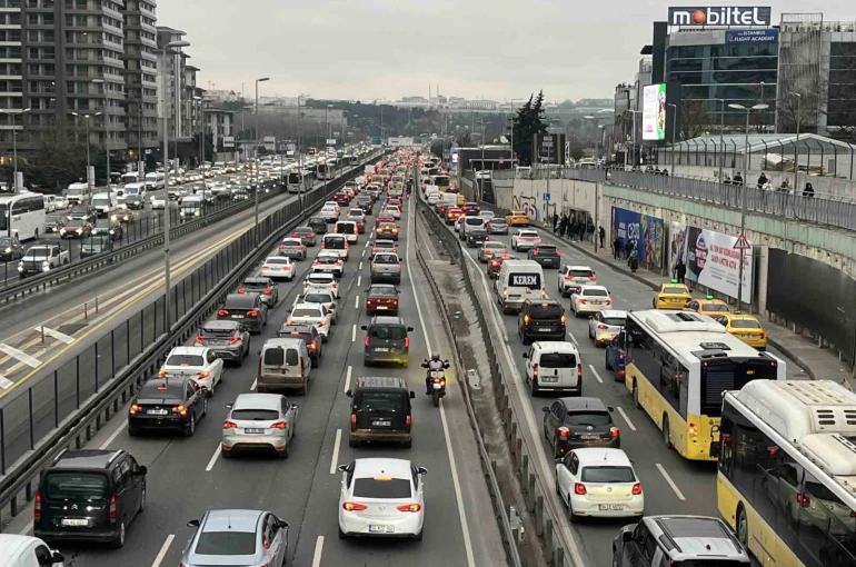 İstanbul’da akaryakıt zammı trafiğe yansımadı 