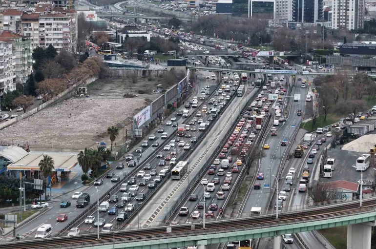 İstanbul’da ara tatilin başlamasıyla trafik yoğunluğu yüzde 85’e ulaştı 