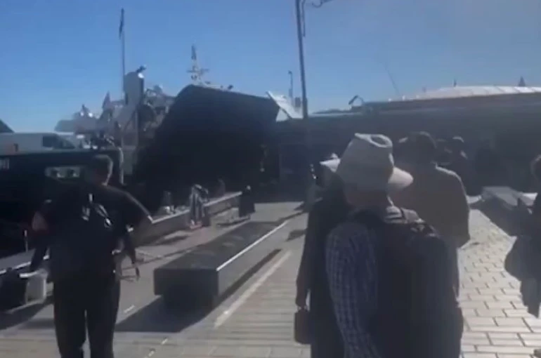 İstanbul’da arabalı vapur iskeleye çarptı, kaza anı kameraya yansıdı 