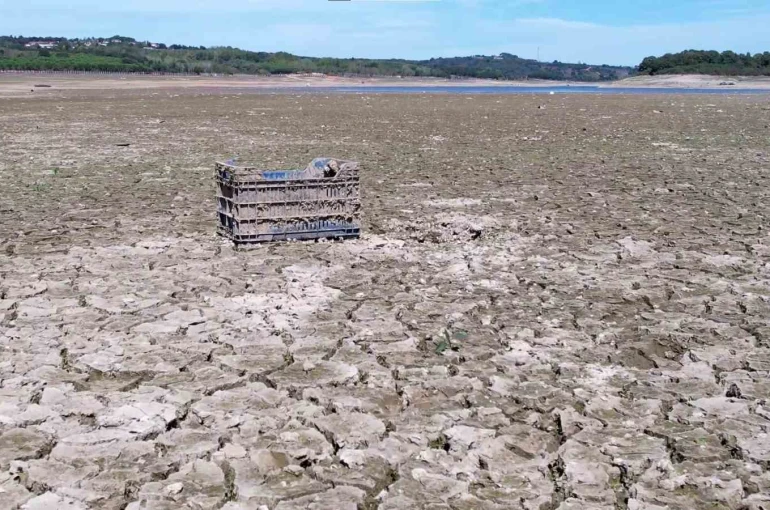 İstanbul’da baraj suyu çekildi, atıklar gün yüzüne çıktı