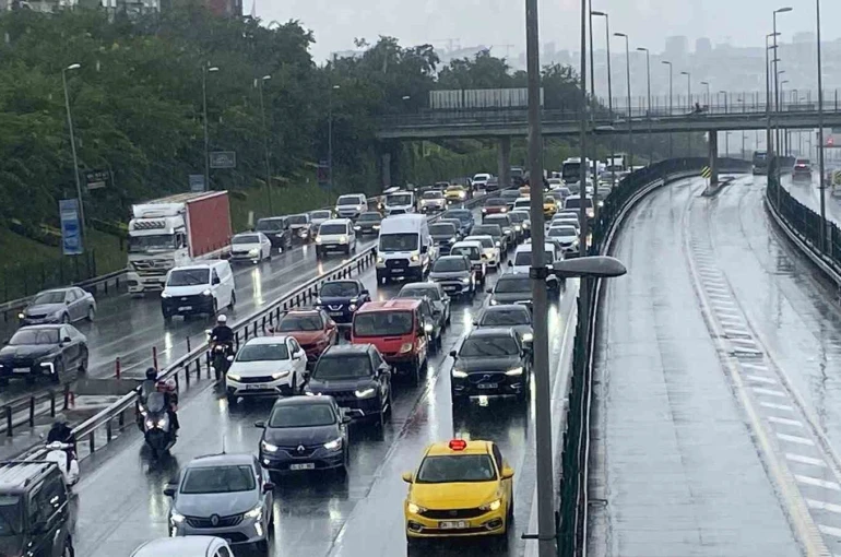 İstanbul’da etkili olan sağanak yağış trafikte yoğunluğa neden oldu 