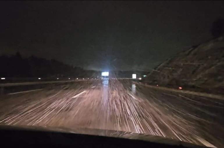 İstanbul’da gece saatlerinde yağması beklenen kar aralıklarla etkisini gösterdi 