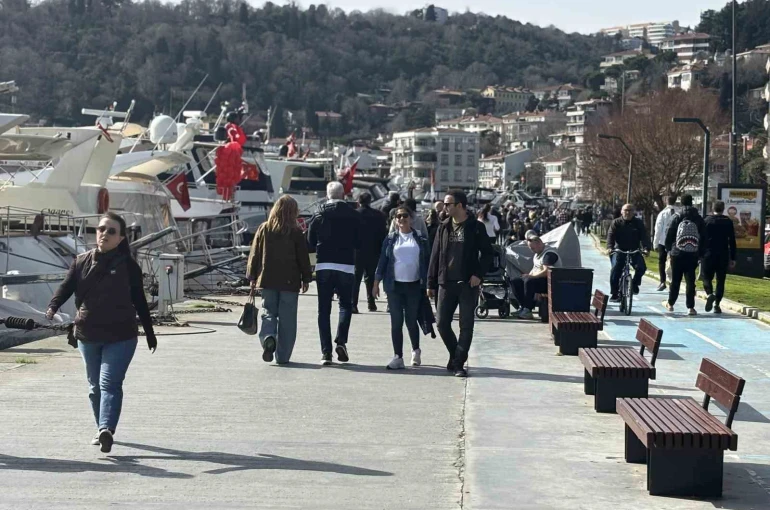 İstanbul’da güneşli havayı fırsat bilenler Bebek sahiline akın etti