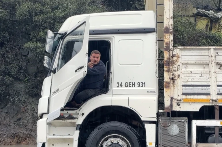 İstanbul’da kamyon sürücüsü göle dönen yolda mahsur kaldı 