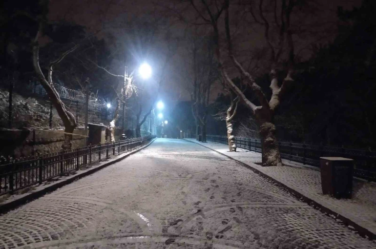 İstanbul’da kar manzaraları: Çamlıca Tepesi beyaza büründü 