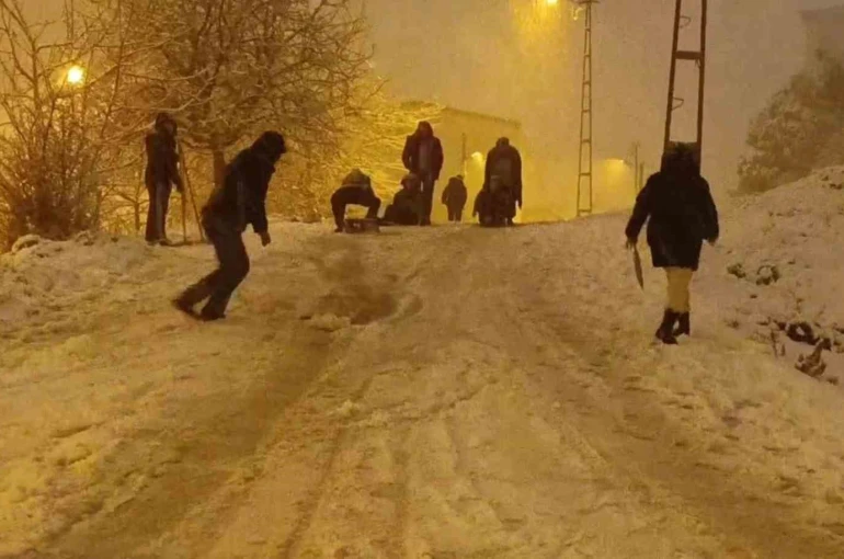 İstanbul’da kar sonrası sokaklar oyun alanına döndü