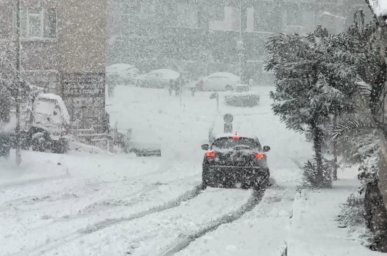 İstanbul’da kar yağışı, araçlar güçlükle ilerledi 