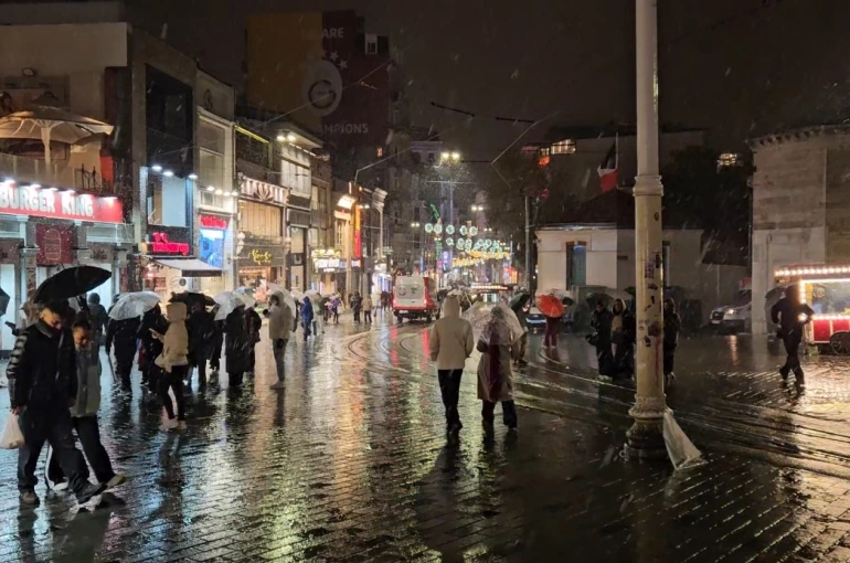 İstanbul’da kar yağışı devam ediyor