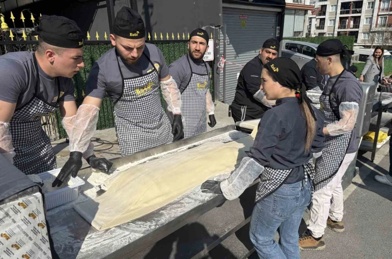 İstanbul’da lahmacun rekoru: 63 metrelik dev lahmacun Guinness’e girdi 