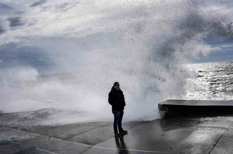 İstanbul’da lodos etkili oldu, dev dalgalar sahili kapladı