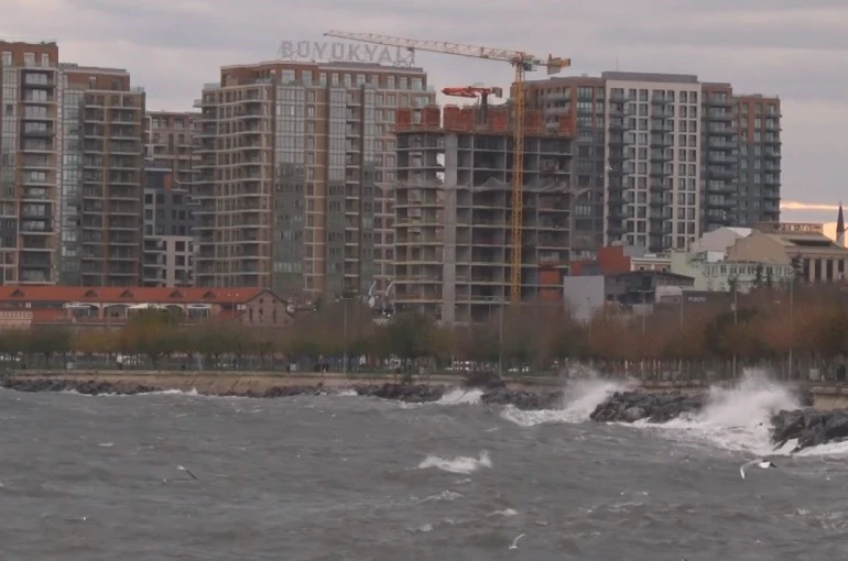 İstanbul’da lodos etkili oluyor: Fatih ve Zeytinburnu’nda dev dalgalar 