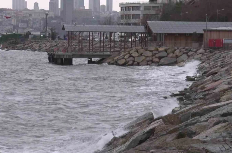 İstanbul’da lodos etkisini sürdürüyor. 