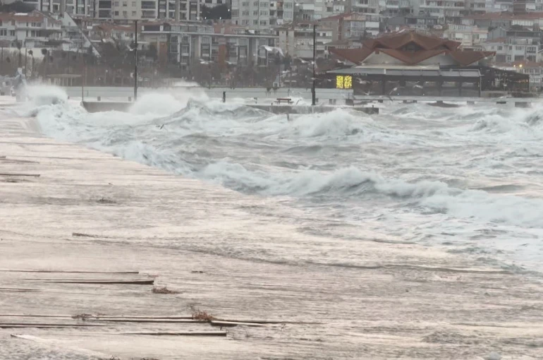 İstanbul’da lodos nedeniyle deniz seferleri iptal edildi 