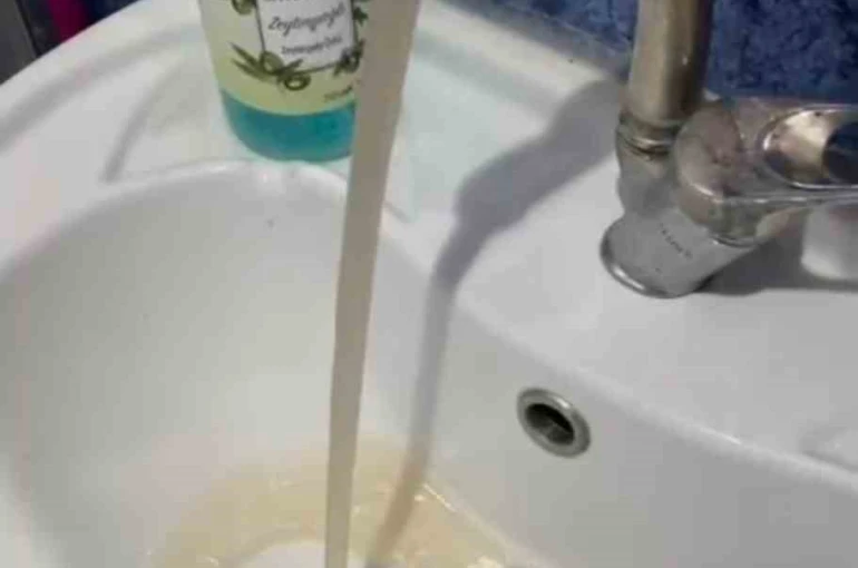 İstanbul’da musluklardan kirli su akmasına vatandaşlardan tepki 